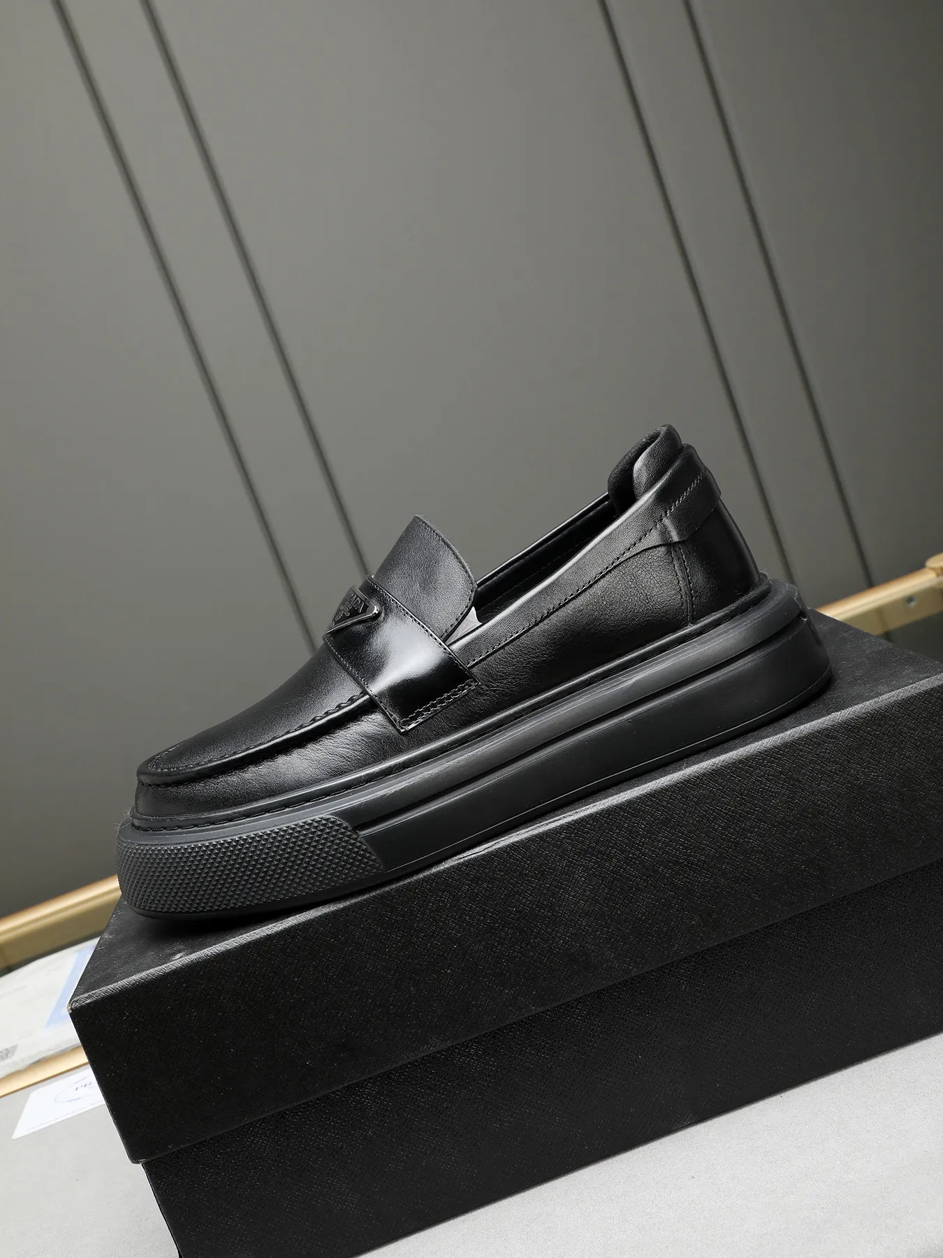 Men's Men's Shoes 💰500 Prada/Prada Men's new casual shoes, this upper is made of imported calfskin + sheep lining! The outsole is made of non-slip foam outsole, which feels good on your feet and is a fashionable and stylish item!  Size: 38-44 (45 customized)